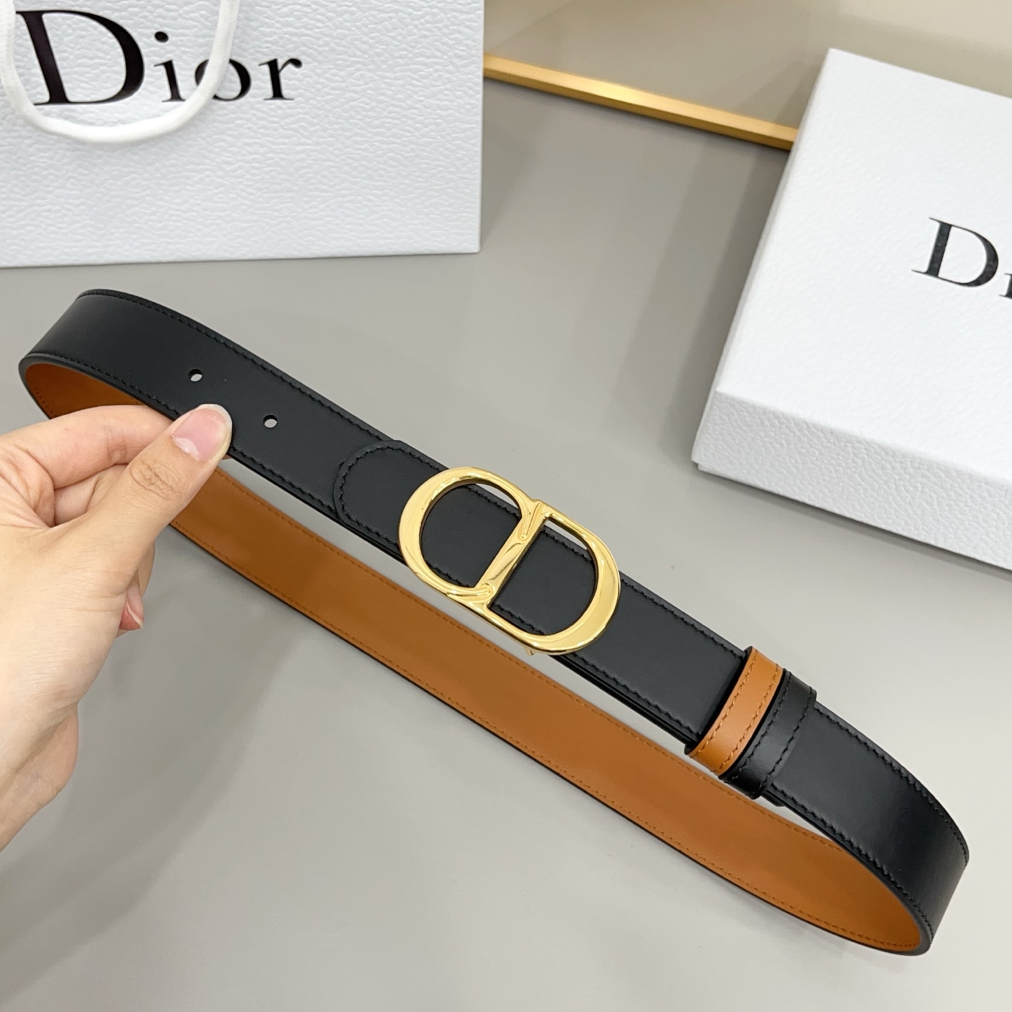 Dior 3.0cm这款腰带完美平衡了传统与时尚,捕捉迪奥风格的精髓。一侧采用黑色光滑小牛皮材质,另一 Dior 3.0cm这款腰带完美平衡了传统与时尚,捕捉迪奥风格的精髓。一侧采用黑色光滑小牛皮材质,另一