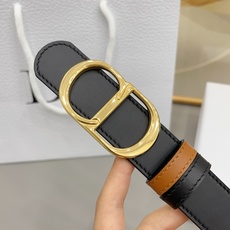 Dior 3.0cm这款腰带完美平衡了传统与时尚,捕捉迪奥风格的精髓。一侧采用黑色光滑小牛皮材质,另一 Dior 3.0cm这款腰带完美平衡了传统与时尚,捕捉迪奥风格的精髓。一侧采用黑色光滑小牛皮材质,另一