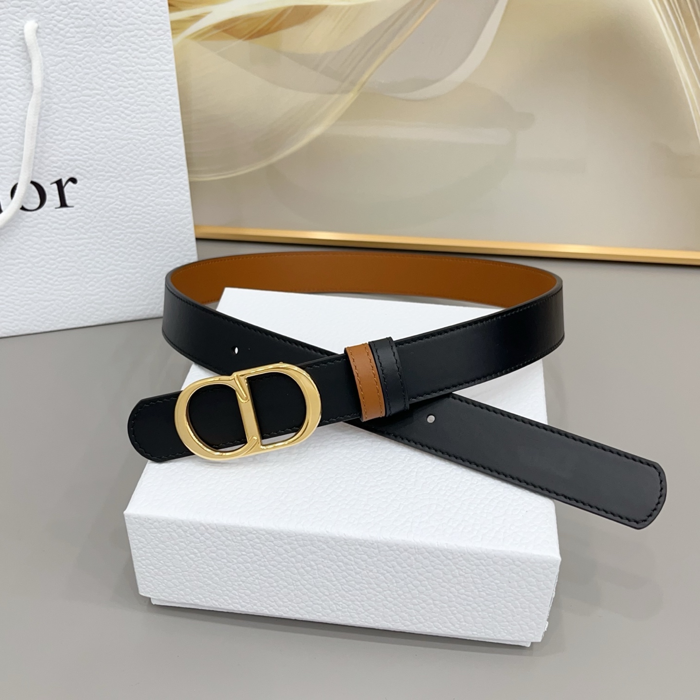 Dior 3.0cm这款腰带完美平衡了传统与时尚,捕捉迪奥风格的精髓。一侧采用黑色光滑小牛皮材质,另一 Dior 3.0cm这款腰带完美平衡了传统与时尚,捕捉迪奥风格的精髓。一侧采用黑色光滑小牛皮材质,另一