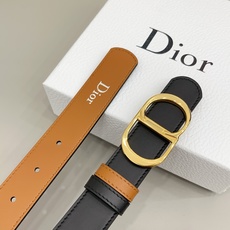 Dior 3.0cm这款腰带完美平衡了传统与时尚,捕捉迪奥风格的精髓。一侧采用黑色光滑小牛皮材质,另一 Dior 3.0cm这款腰带完美平衡了传统与时尚,捕捉迪奥风格的精髓。一侧采用黑色光滑小牛皮材质,另一