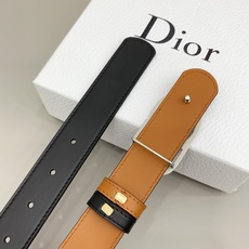 Dior 3.0cm这款腰带完美平衡了传统与时尚,捕捉迪奥风格的精髓。一侧采用黑色光滑小牛皮材质,另一 Dior 3.0cm这款腰带完美平衡了传统与时尚,捕捉迪奥风格的精髓。一侧采用黑色光滑小牛皮材质,另一