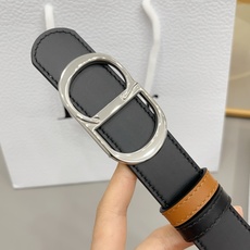 Dior 3.0cm这款腰带完美平衡了传统与时尚,捕捉迪奥风格的精髓。一侧采用黑色光滑小牛皮材质,另一 Dior 3.0cm这款腰带完美平衡了传统与时尚,捕捉迪奥风格的精髓。一侧采用黑色光滑小牛皮材质,另一