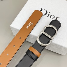 Dior 3.0cm这款腰带完美平衡了传统与时尚,捕捉迪奥风格的精髓。一侧采用黑色光滑小牛皮材质,另一 Dior 3.0cm这款腰带完美平衡了传统与时尚,捕捉迪奥风格的精髓。一侧采用黑色光滑小牛皮材质,另一
