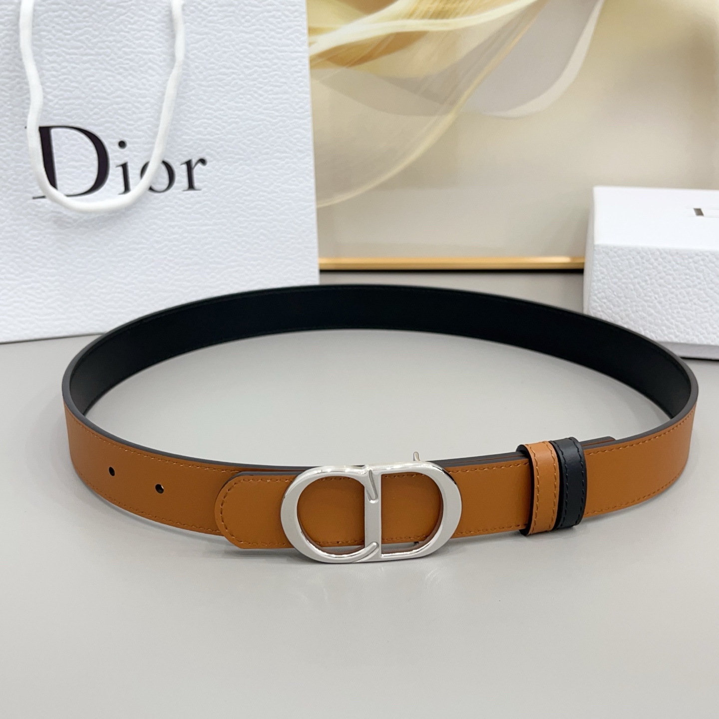 Dior 3.0cm这款腰带完美平衡了传统与时尚,捕捉迪奥风格的精髓。一侧采用黑色光滑小牛皮材质,另一 Dior 3.0cm这款腰带完美平衡了传统与时尚,捕捉迪奥风格的精髓。一侧采用黑色光滑小牛皮材质,另一