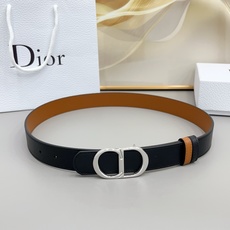Dior 3.0cm这款腰带完美平衡了传统与时尚,捕捉迪奥风格的精髓。一侧采用黑色光滑小牛皮材质,另一 Dior 3.0cm这款腰带完美平衡了传统与时尚,捕捉迪奥风格的精髓。一侧采用黑色光滑小牛皮材质,另一