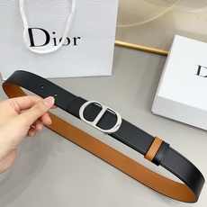 Dior 3.0cm这款腰带完美平衡了传统与时尚,捕捉迪奥风格的精髓。一侧采用黑色光滑小牛皮材质,另一 Dior 3.0cm这款腰带完美平衡了传统与时尚,捕捉迪奥风格的精髓。一侧采用黑色光滑小牛皮材质,另一