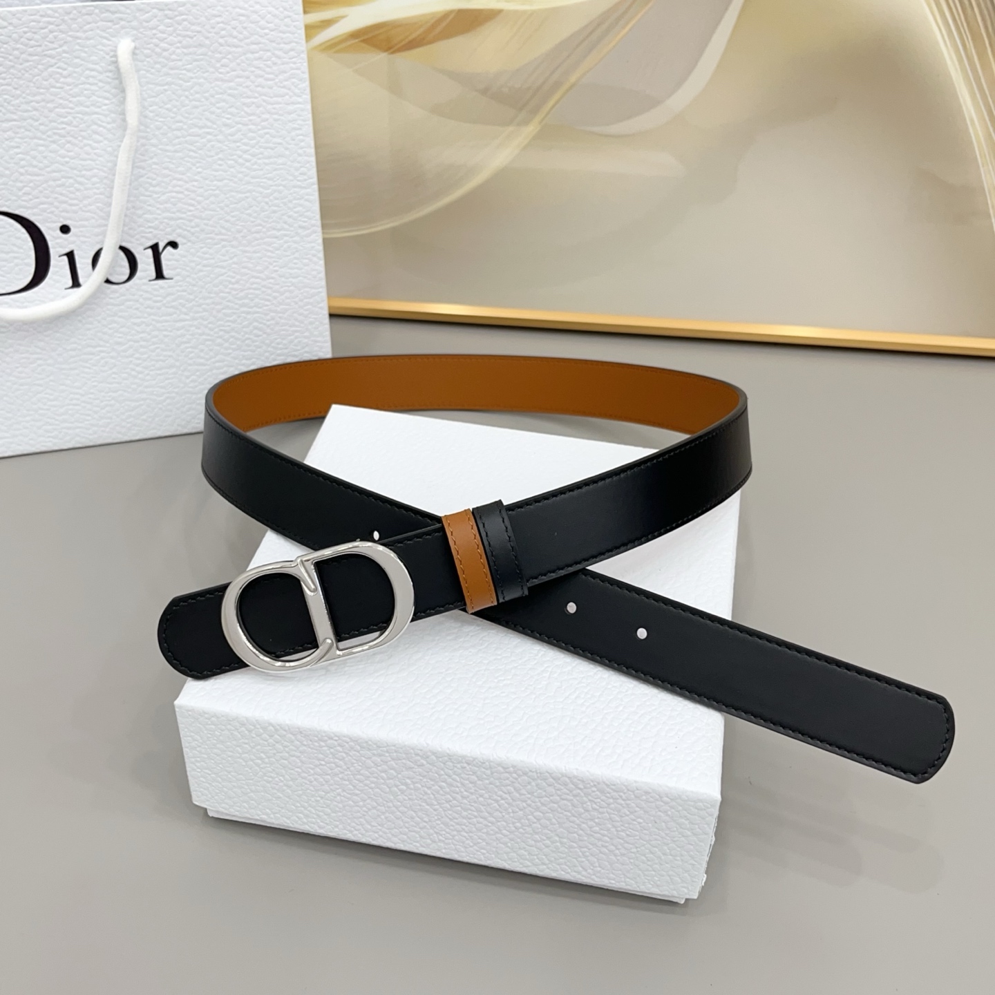 Dior 3.0cm这款腰带完美平衡了传统与时尚,捕捉迪奥风格的精髓。一侧采用黑色光滑小牛皮材质,另一 Dior 3.0cm这款腰带完美平衡了传统与时尚,捕捉迪奥风格的精髓。一侧采用黑色光滑小牛皮材质,另一