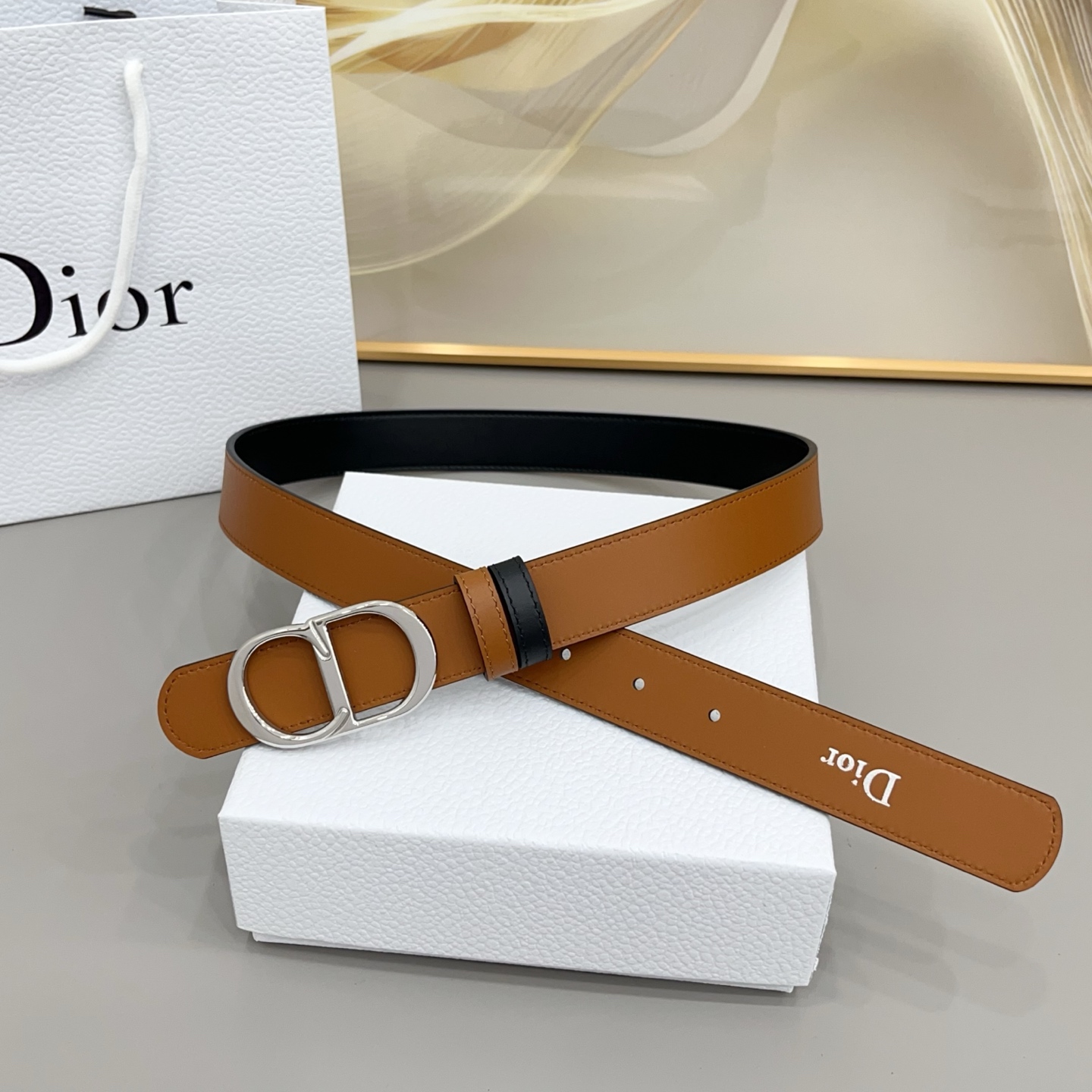 Dior 3.0cm这款腰带完美平衡了传统与时尚,捕捉迪奥风格的精髓。一侧采用黑色光滑小牛皮材质,另一 Dior 3.0cm这款腰带完美平衡了传统与时尚,捕捉迪奥风格的精髓。一侧采用黑色光滑小牛皮材质,另一