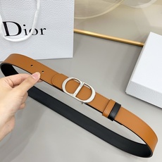Dior 3.0cm这款腰带完美平衡了传统与时尚,捕捉迪奥风格的精髓。一侧采用黑色光滑小牛皮材质,另一 Dior 3.0cm这款腰带完美平衡了传统与时尚,捕捉迪奥风格的精髓。一侧采用黑色光滑小牛皮材质,另一
