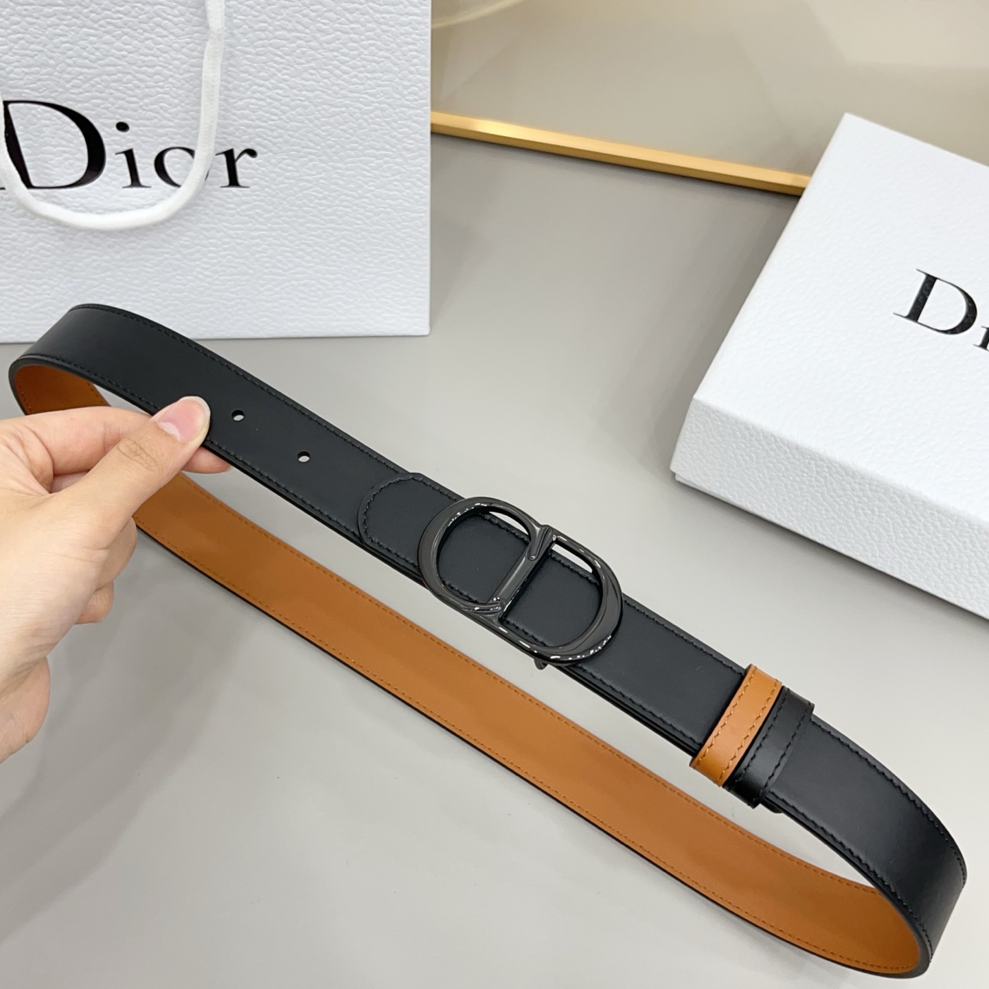 Dior 3.0cm这款腰带完美平衡了传统与时尚,捕捉迪奥风格的精髓。一侧采用黑色光滑小牛皮材质,另一 Dior 3.0cm这款腰带完美平衡了传统与时尚,捕捉迪奥风格的精髓。一侧采用黑色光滑小牛皮材质,另一