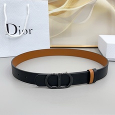 Dior 3.0cm这款腰带完美平衡了传统与时尚,捕捉迪奥风格的精髓。一侧采用黑色光滑小牛皮材质,另一 Dior 3.0cm这款腰带完美平衡了传统与时尚,捕捉迪奥风格的精髓。一侧采用黑色光滑小牛皮材质,另一