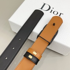 Dior 3.0cm这款腰带完美平衡了传统与时尚,捕捉迪奥风格的精髓。一侧采用黑色光滑小牛皮材质,另一 Dior 3.0cm这款腰带完美平衡了传统与时尚,捕捉迪奥风格的精髓。一侧采用黑色光滑小牛皮材质,另一