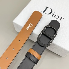 Dior 3.0cm这款腰带完美平衡了传统与时尚,捕捉迪奥风格的精髓。一侧采用黑色光滑小牛皮材质,另一 Dior 3.0cm这款腰带完美平衡了传统与时尚,捕捉迪奥风格的精髓。一侧采用黑色光滑小牛皮材质,另一