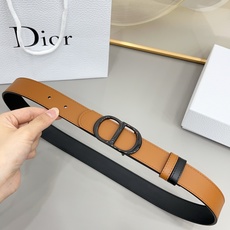 Dior 3.0cm这款腰带完美平衡了传统与时尚,捕捉迪奥风格的精髓。一侧采用黑色光滑小牛皮材质,另一 Dior 3.0cm这款腰带完美平衡了传统与时尚,捕捉迪奥风格的精髓。一侧采用黑色光滑小牛皮材质,另一
