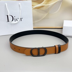 Dior 3.0cm这款腰带完美平衡了传统与时尚,捕捉迪奥风格的精髓。一侧采用黑色光滑小牛皮材质,另一 Dior 3.0cm这款腰带完美平衡了传统与时尚,捕捉迪奥风格的精髓。一侧采用黑色光滑小牛皮材质,另一