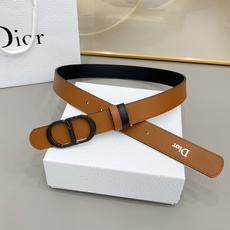 Dior 3.0cm这款腰带完美平衡了传统与时尚,捕捉迪奥风格的精髓。一侧采用黑色光滑小牛皮材质,另一 Dior 3.0cm这款腰带完美平衡了传统与时尚,捕捉迪奥风格的精髓。一侧采用黑色光滑小牛皮材质,另一