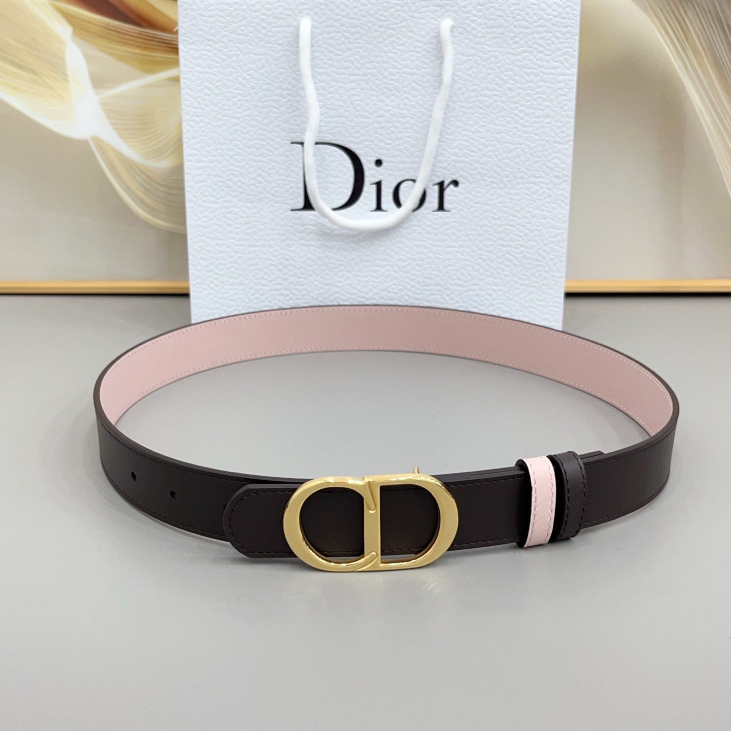 NO:860771,Original Dior 3.0cm Designed by Jonathan Anderson, the CD Icon belt perfectly blends classic heritage with modernity, embodying the essence of Dior style. Made of smooth brown calf leather on one side and pink on the other, the belt is reversible and finished with a gold metal CD Icon buckle. This belt will add an iconic finishing touch to any outfit., belt, dior, cowhide19860909原单Dior 3.0cm 由乔纳森·安德森 (Jonathan Anderson) 设计的 CD Icon 腰带完美融合了经典传承与现代气息,淋漓尽致地展现了 Dior 的风格精髓.腰带一面采用棕色光滑小牛皮,另一面则为粉色,双面设计,并饰以金色金属 CD Icon 搭扣.这款腰带将为任何装束增添标志性的点睛之笔.,皮带,dior,cowhide,Belt