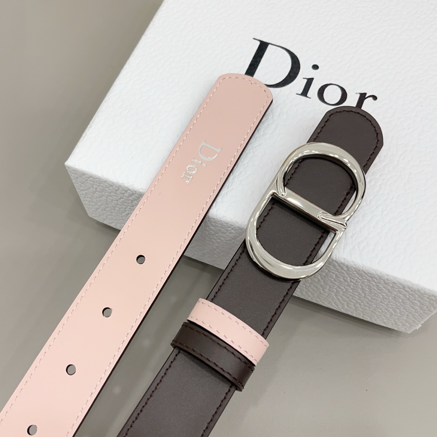 Dior  3.0cm由乔纳森·安德森 (Jonathan Anderson) 设计的 CD Icon 