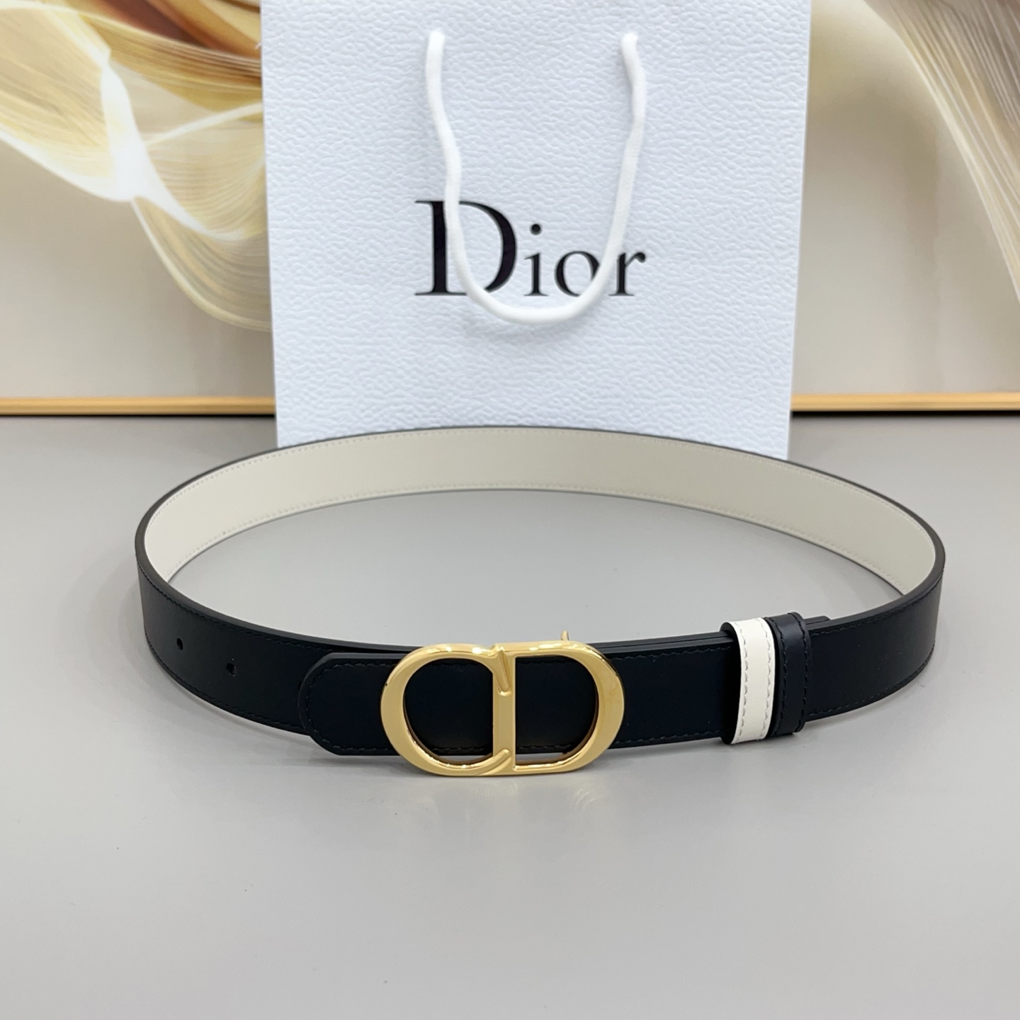 NO:860782,Original Dior 3.0cm Designed by Jonathan Anderson, the CD Icon belt perfectly blends classic heritage with modernity, embodying the essence of Dior style. Made of black smooth calfskin on one side and beige on the other, the belt is reversible and finished with a gold metal CD Icon buckle. This belt will add an iconic finishing touch to any outfit., belt, dior, cowhide19860909原单Dior 3.0cm 由乔纳森·安德森 (Jonathan Anderson) 设计的 CD Icon 腰带完美融合了经典传承与现代气息,淋漓尽致地展现了 Dior 的风格精髓.腰带一面采用黑色光滑小牛皮,另一面则为米色,双面设计,并饰以金色金属 CD Icon 搭扣.这款腰带将为任何装束增添标志性的点睛之笔.,皮带,dior,cowhide,Belt
