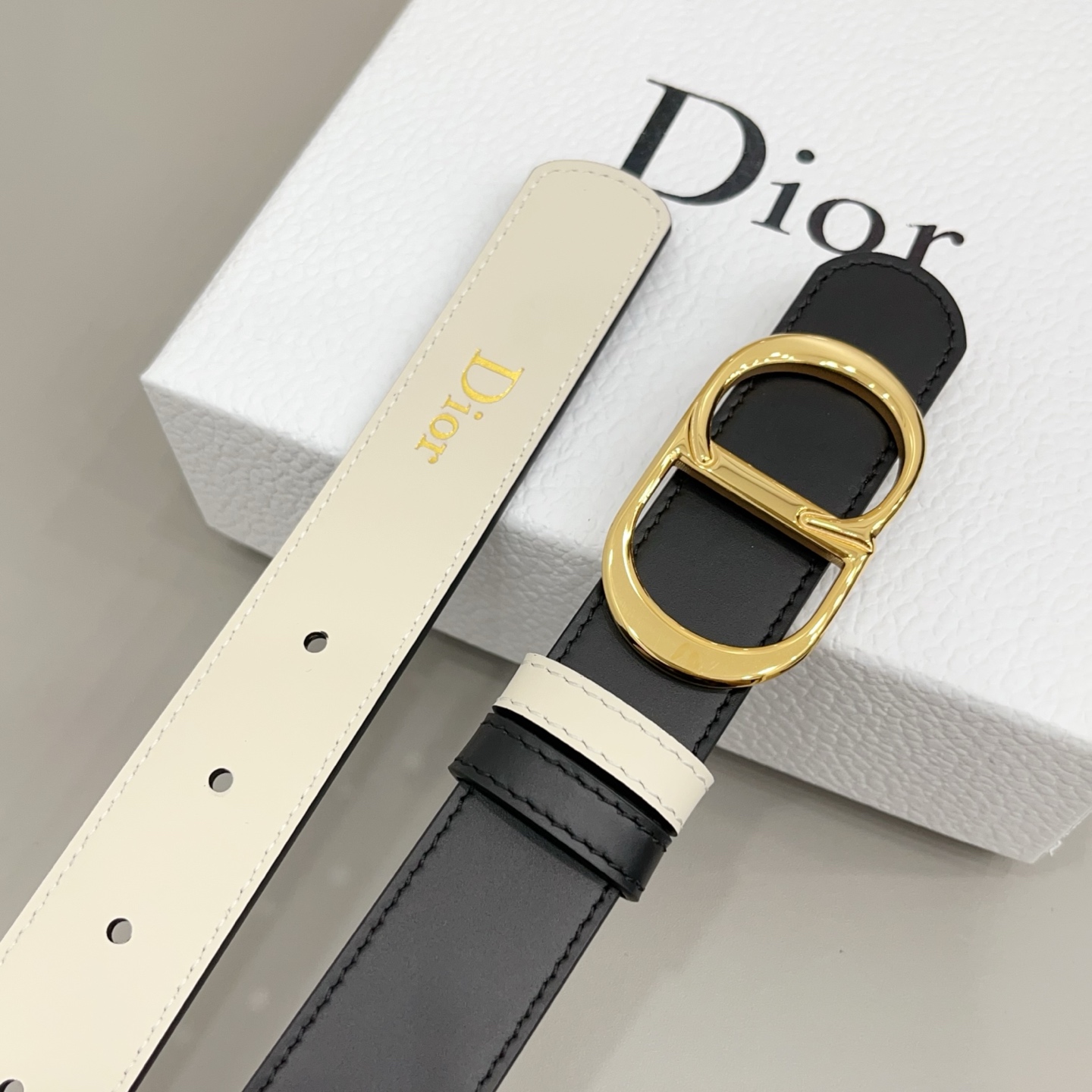 Dior 3.0cm由乔纳森·安德森 (Jonathan Anderson) 设计的 CD Icon Dior 3.0cm由乔纳森·安德森 (Jonathan Anderson) 设计的 CD Icon