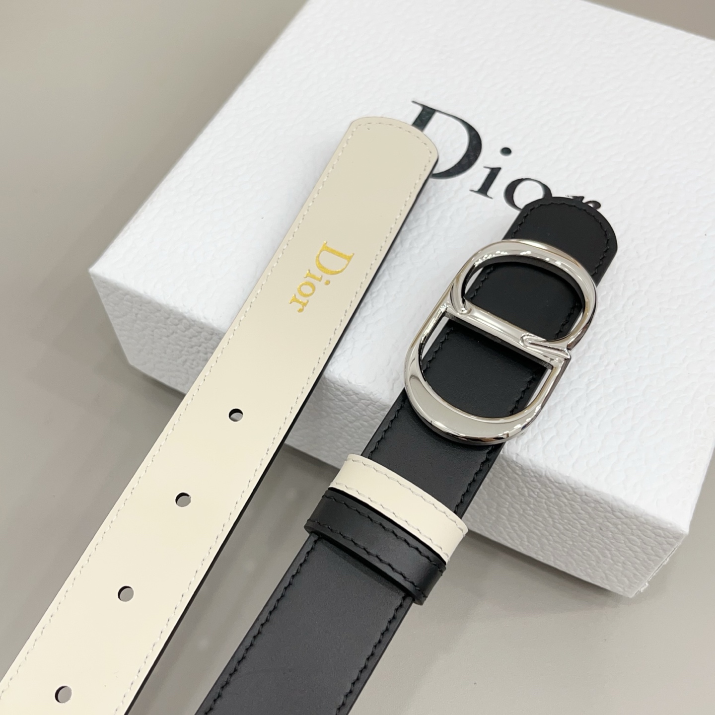 Dior 3.0cm由乔纳森·安德森 (Jonathan Anderson) 设计的 CD Icon Dior 3.0cm由乔纳森·安德森 (Jonathan Anderson) 设计的 CD Icon