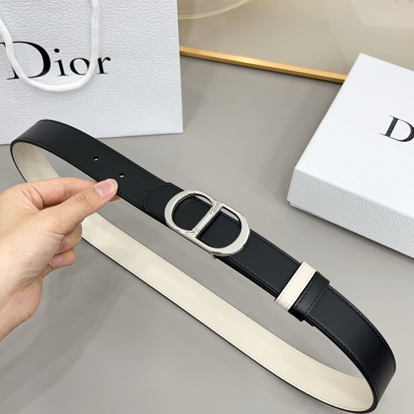 Dior 3.0cm由乔纳森·安德森 (Jonathan Anderson) 设计的 CD Icon Dior 3.0cm由乔纳森·安德森 (Jonathan Anderson) 设计的 CD Icon