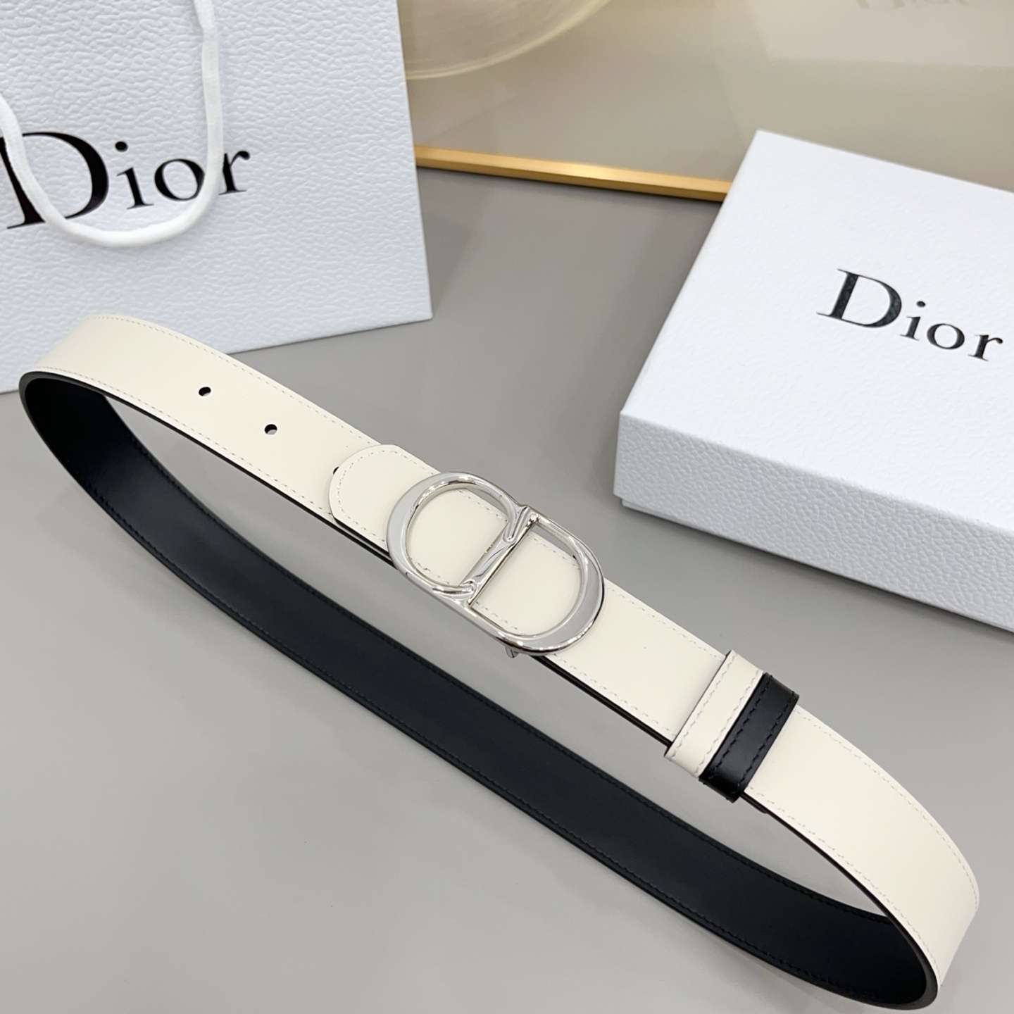 Dior 3.0cm由乔纳森·安德森 (Jonathan Anderson) 设计的 CD Icon Dior 3.0cm由乔纳森·安德森 (Jonathan Anderson) 设计的 CD Icon