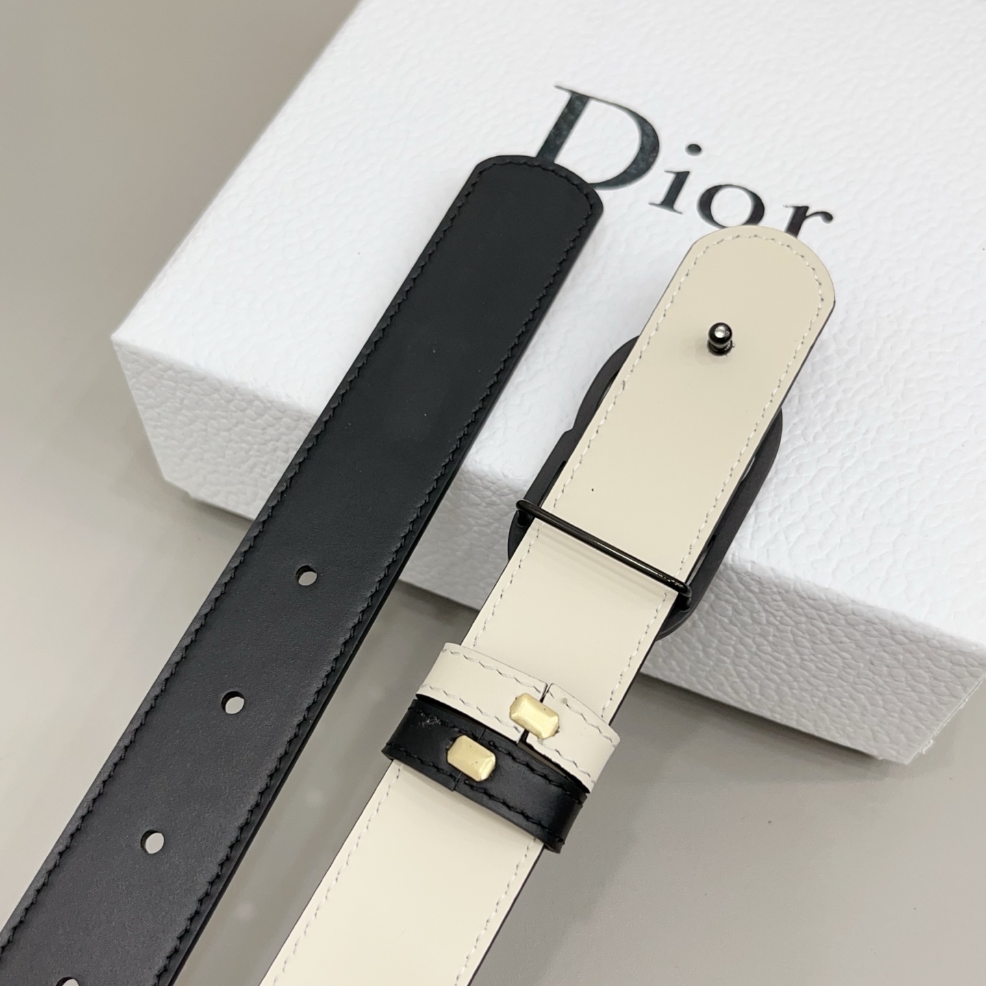 Dior  3.0cm由乔纳森·安德森 (Jonathan Anderson) 设计的 CD Icon 