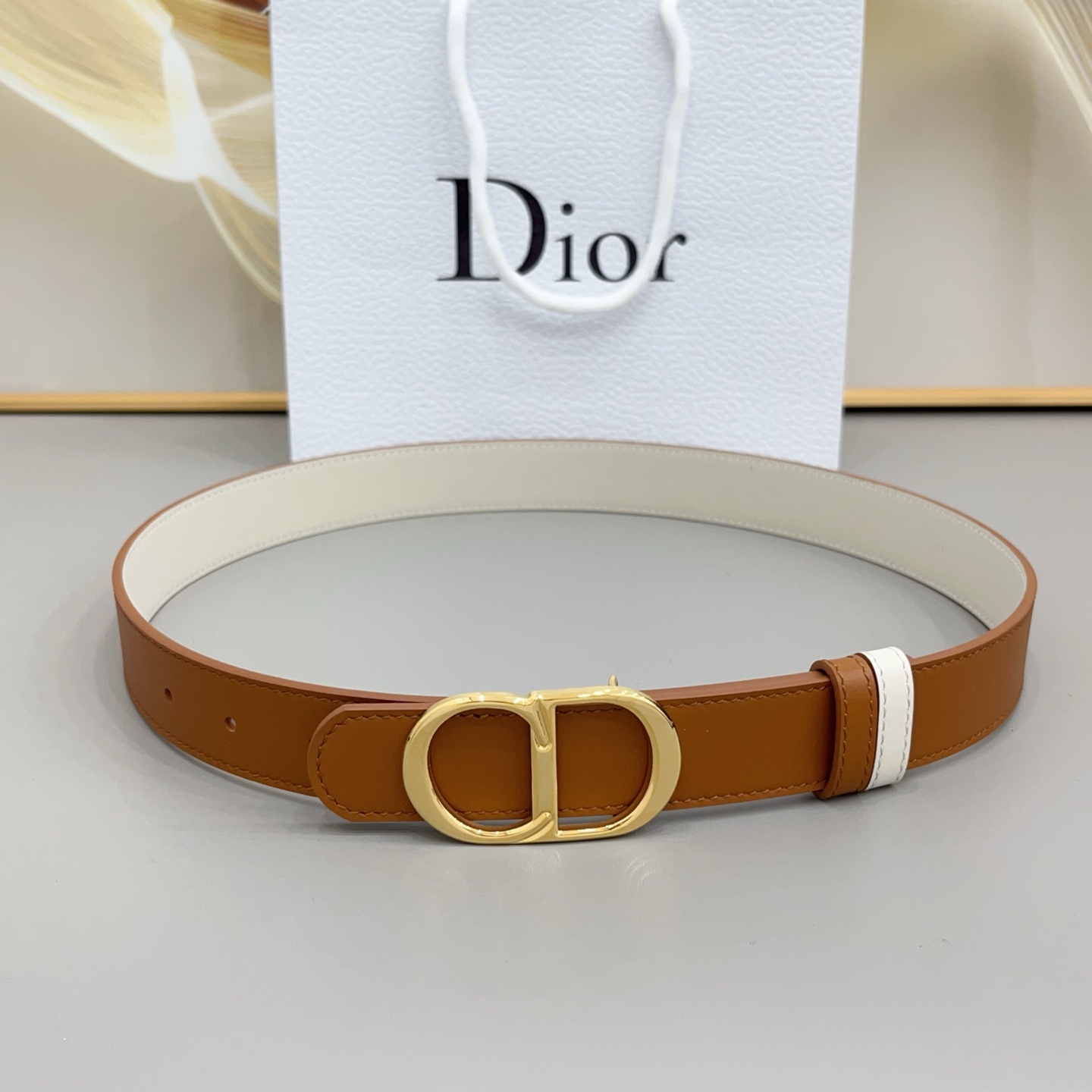 NO:860793,Original Dior 3.0cm Designed by Jonathan Anderson, the CD Icon belt perfectly blends classic heritage with modernity, embodying the essence of Dior style. Made of smooth brown calf leather on one side and beige on the other, the belt is reversible and finished with a gold metal CD Icon buckle. This belt will add an iconic finishing touch to any outfit., belt, dior, cowhide19860909原单Dior 3.0cm 由乔纳森·安德森 (Jonathan Anderson) 设计的 CD Icon 腰带完美融合了经典传承与现代气息,淋漓尽致地展现了 Dior 的风格精髓.腰带一面采用棕色光滑小牛皮,另一面则为米色,双面设计,并饰以金色金属 CD Icon 搭扣.这款腰带将为任何装束增添标志性的点睛之笔.,皮带,dior,cowhide,Belt