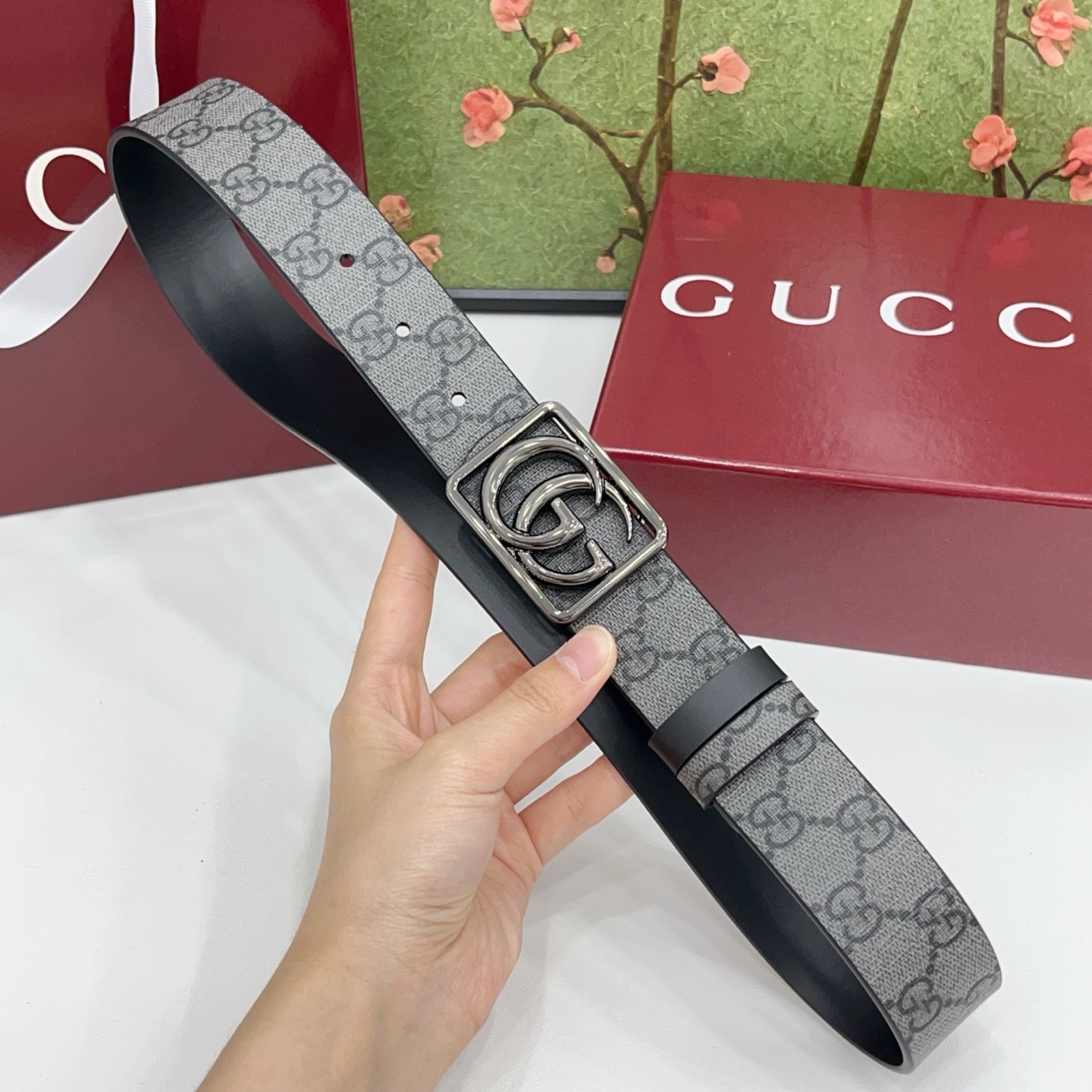 Gucci古驰  3.5cm经典防水面料搭配黑色牛皮底，搭配金，银，枪三色扣头，时尚休闲！