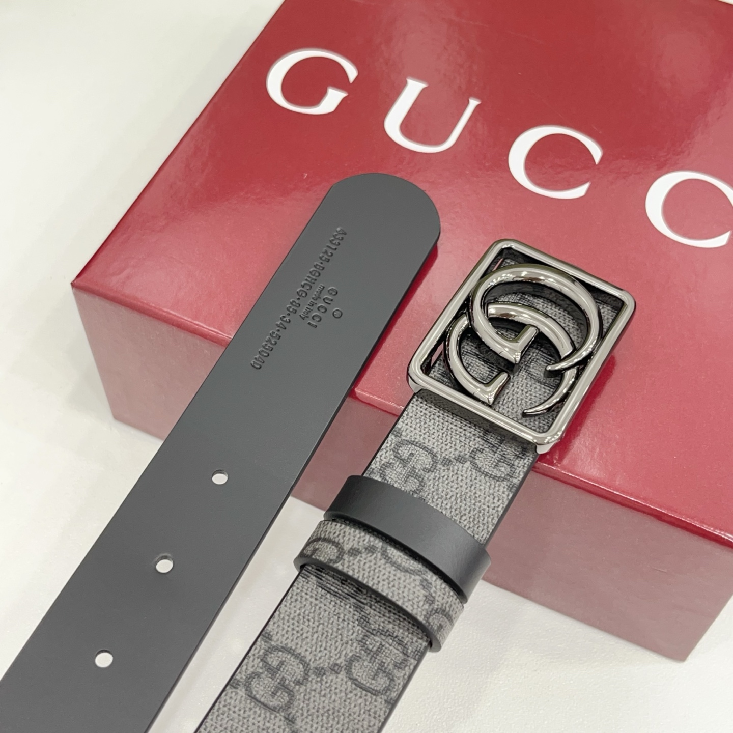 Gucci古驰  3.5cm经典防水面料搭配黑色牛皮底，搭配金，银，枪三色扣头，时尚休闲！