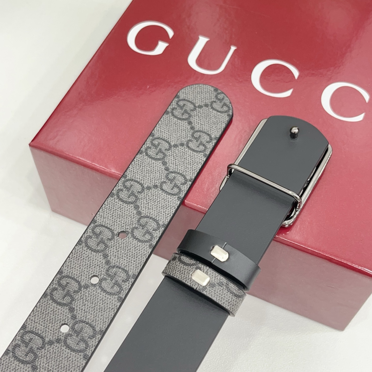 Gucci古驰  3.5cm经典防水面料搭配黑色牛皮底，搭配金，银，枪三色扣头，时尚休闲！