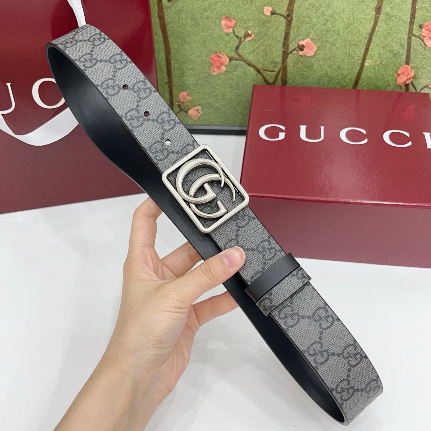 Gucci古驰  3.5cm经典防水面料搭配黑色牛皮底，搭配金，银，枪三色扣头，时尚休闲！