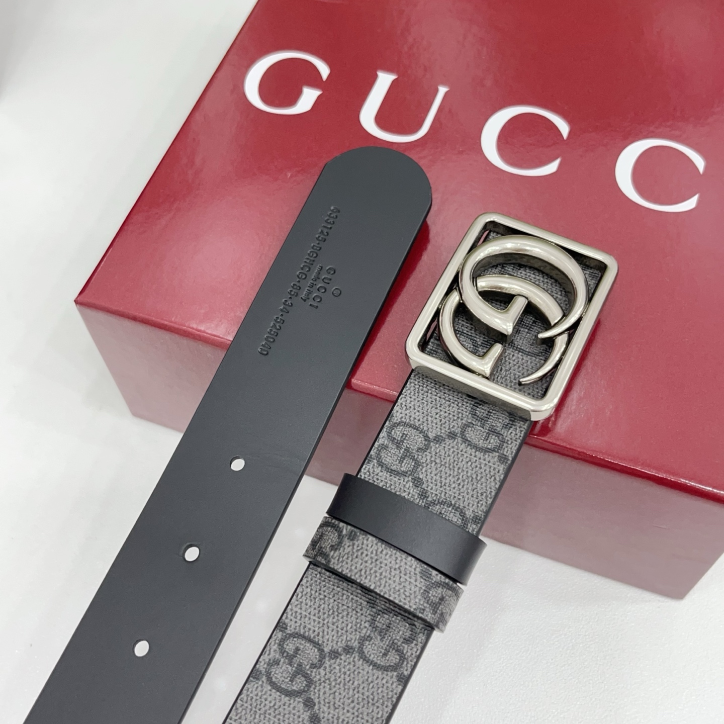 Gucci古驰  3.5cm经典防水面料搭配黑色牛皮底，搭配金，银，枪三色扣头，时尚休闲！