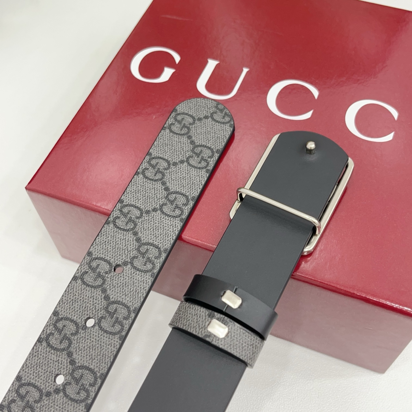 Gucci古驰  3.5cm经典防水面料搭配黑色牛皮底，搭配金，银，枪三色扣头，时尚休闲！