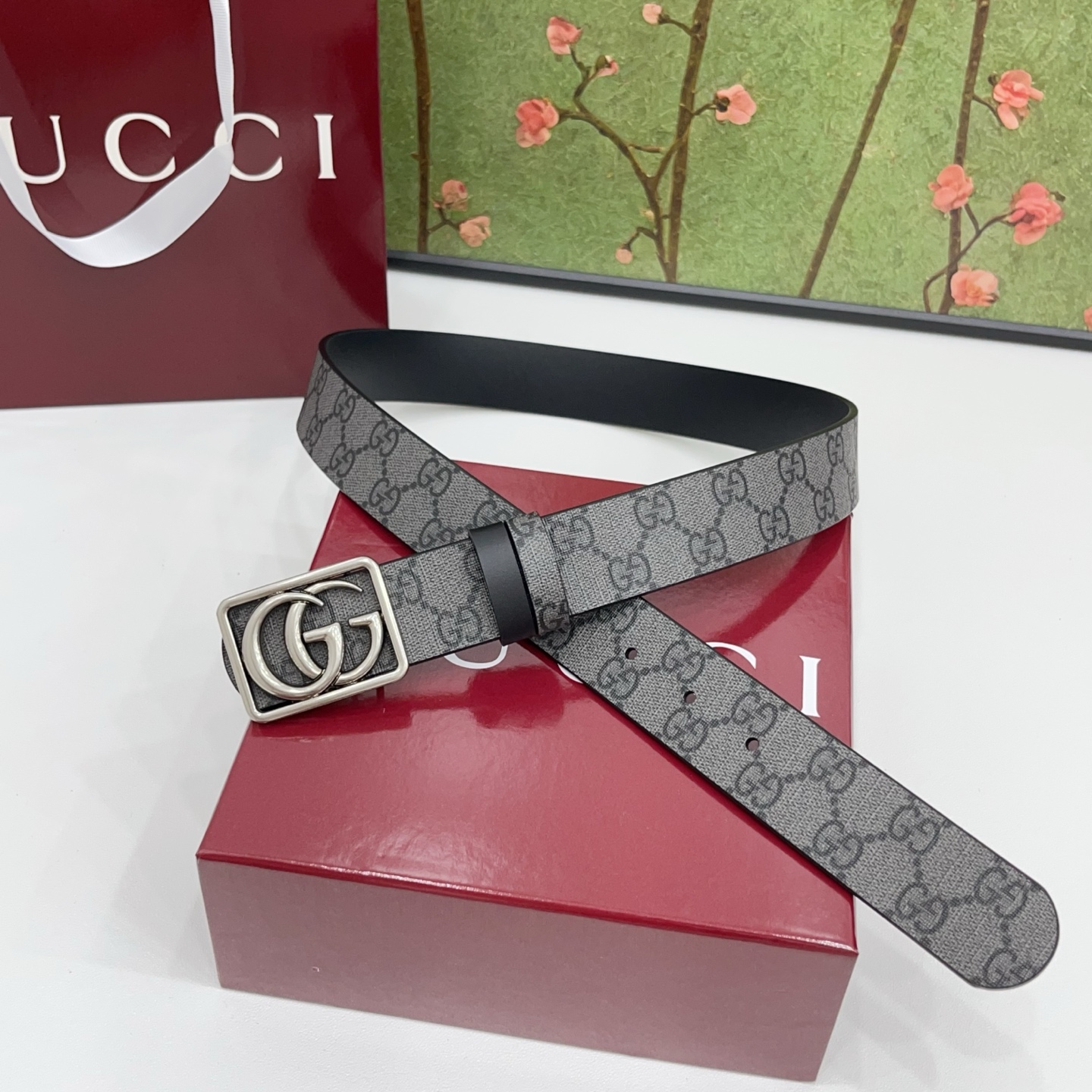 Gucci古驰  3.5cm经典防水面料搭配黑色牛皮底，搭配金，银，枪三色扣头，时尚休闲！