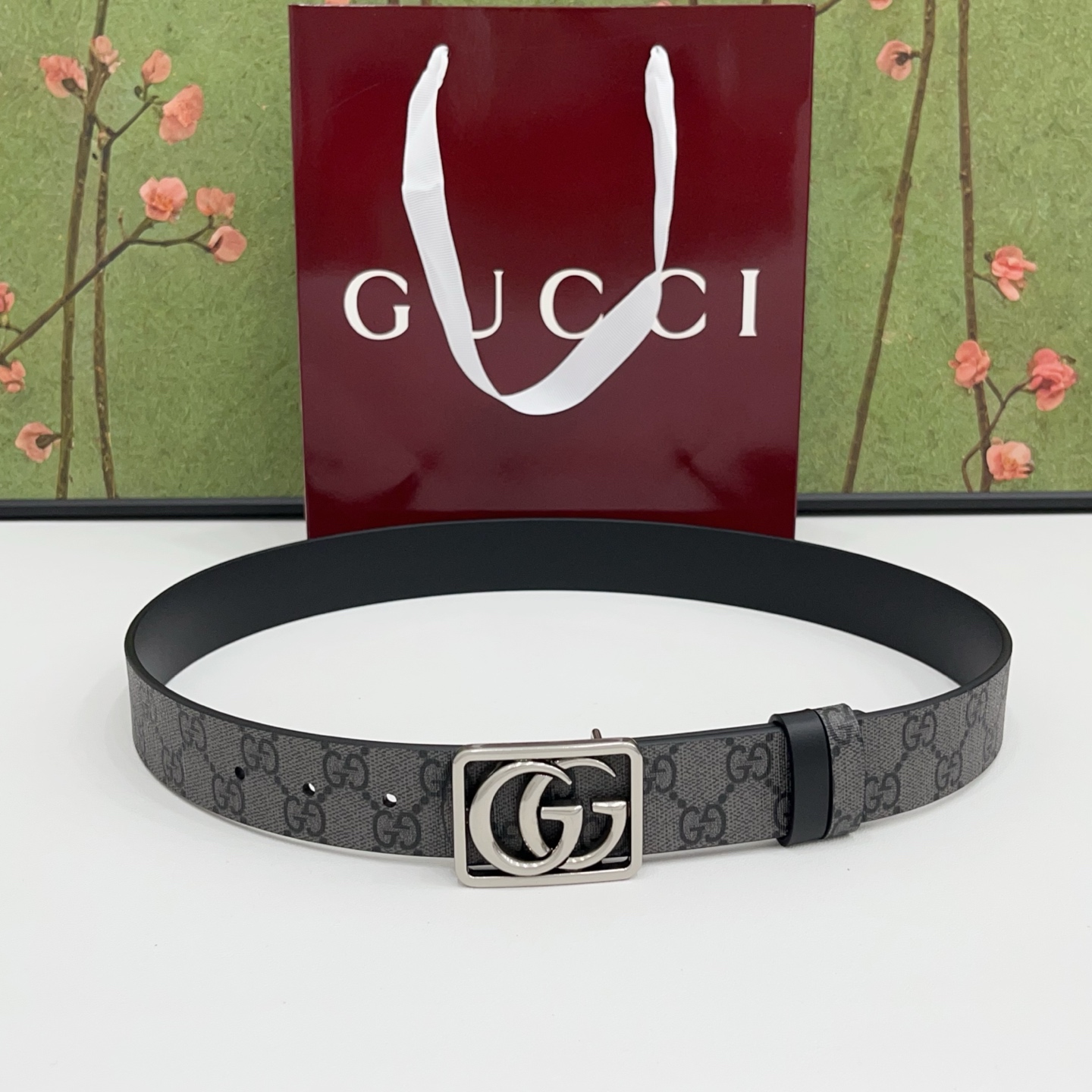 Gucci古驰  3.5cm经典防水面料搭配黑色牛皮底，搭配金，银，枪三色扣头，时尚休闲！