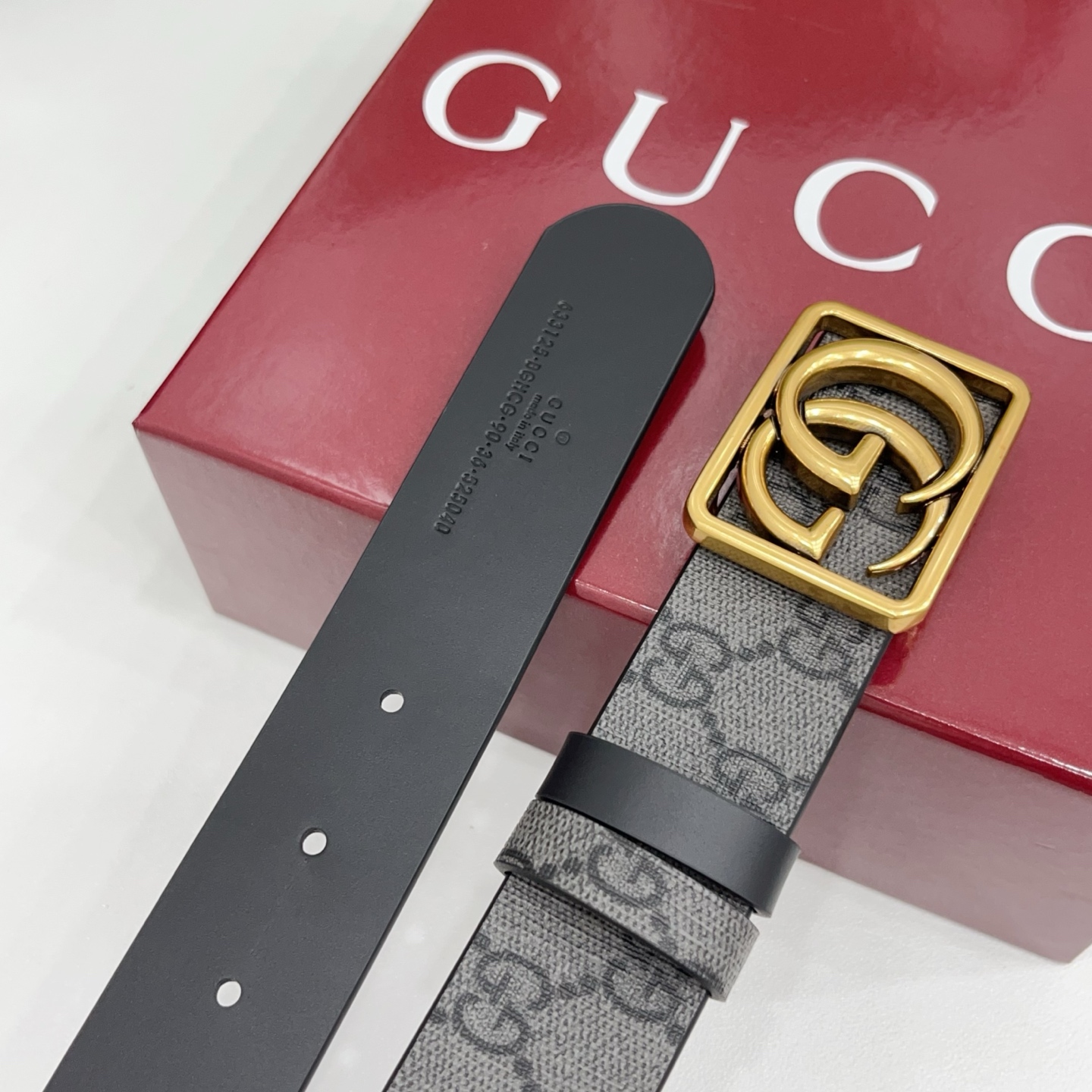 Gucci古驰  3.5cm经典防水面料搭配黑色牛皮底，搭配金，银，枪三色扣头，时尚休闲！