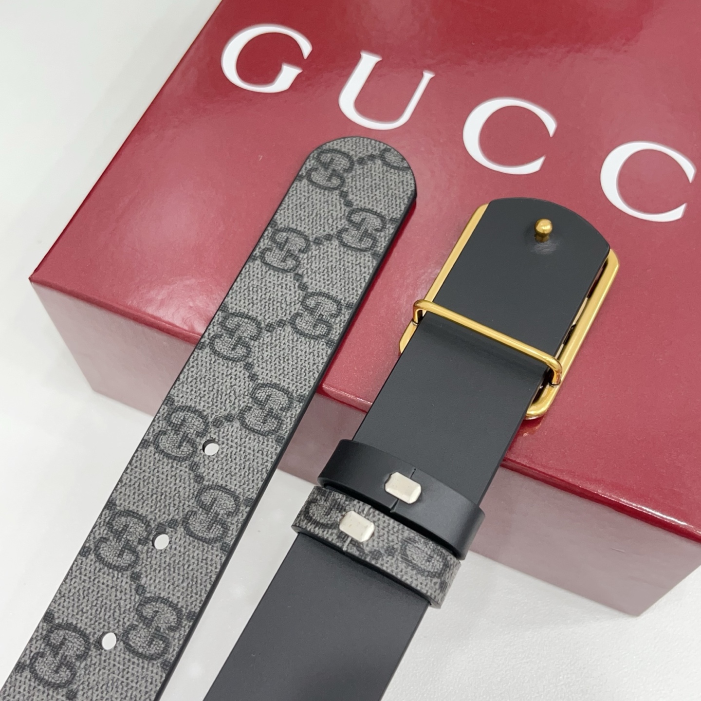 Gucci古驰  3.5cm经典防水面料搭配黑色牛皮底，搭配金，银，枪三色扣头，时尚休闲！