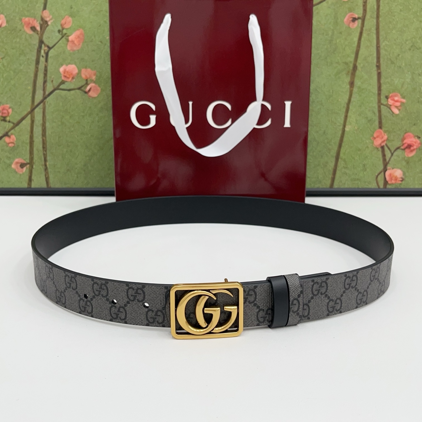 Gucci古驰  3.5cm经典防水面料搭配黑色牛皮底，搭配金，银，枪三色扣头，时尚休闲！