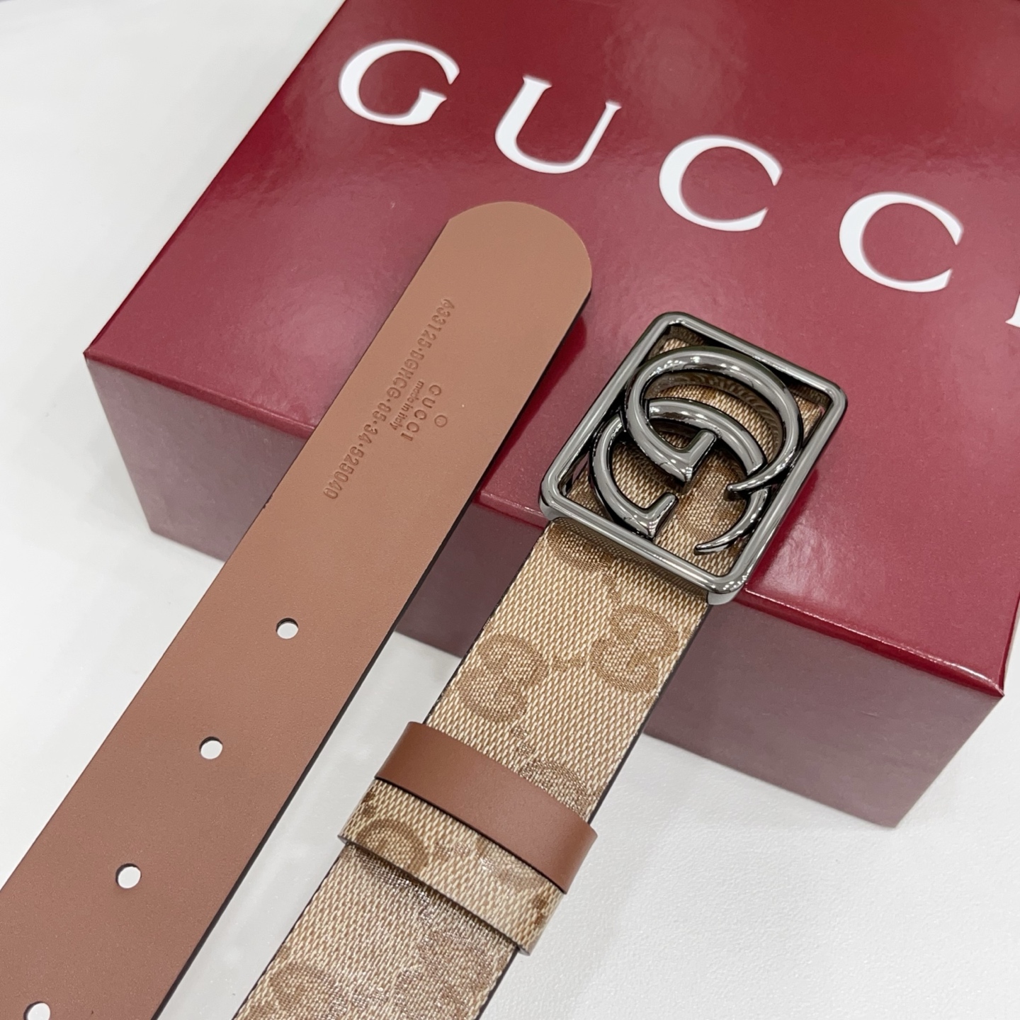 Gucci古驰  3.5cm经典防水面料搭配棕色牛皮底，搭配金，银，枪三色扣头，时尚休闲！