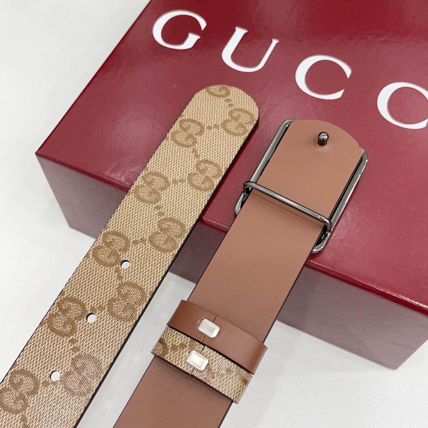 Gucci古驰  3.5cm经典防水面料搭配棕色牛皮底，搭配金，银，枪三色扣头，时尚休闲！