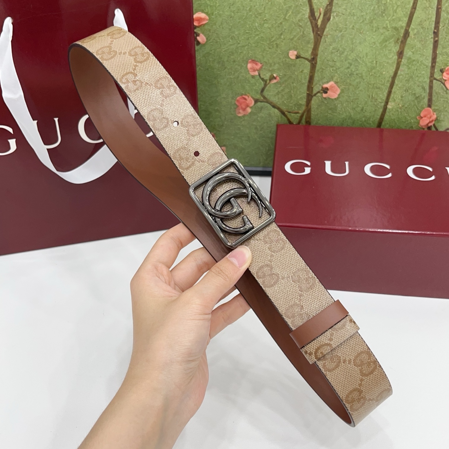 Gucci古驰  3.5cm经典防水面料搭配棕色牛皮底，搭配金，银，枪三色扣头，时尚休闲！