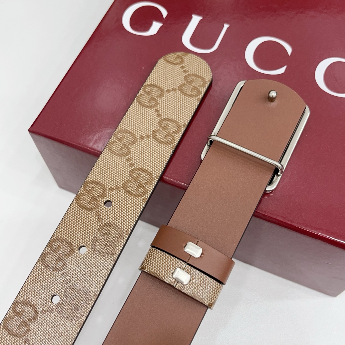 Gucci古驰  3.5cm经典防水面料搭配棕色牛皮底，搭配金，银，枪三色扣头，时尚休闲！