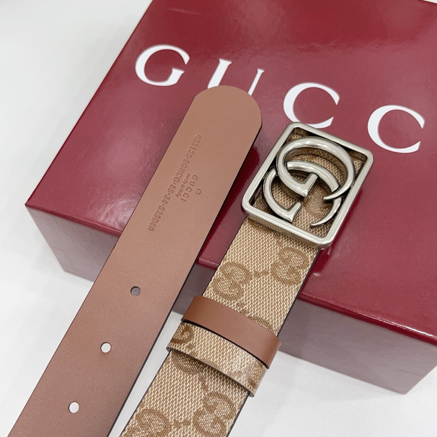 Gucci古驰  3.5cm经典防水面料搭配棕色牛皮底，搭配金，银，枪三色扣头，时尚休闲！