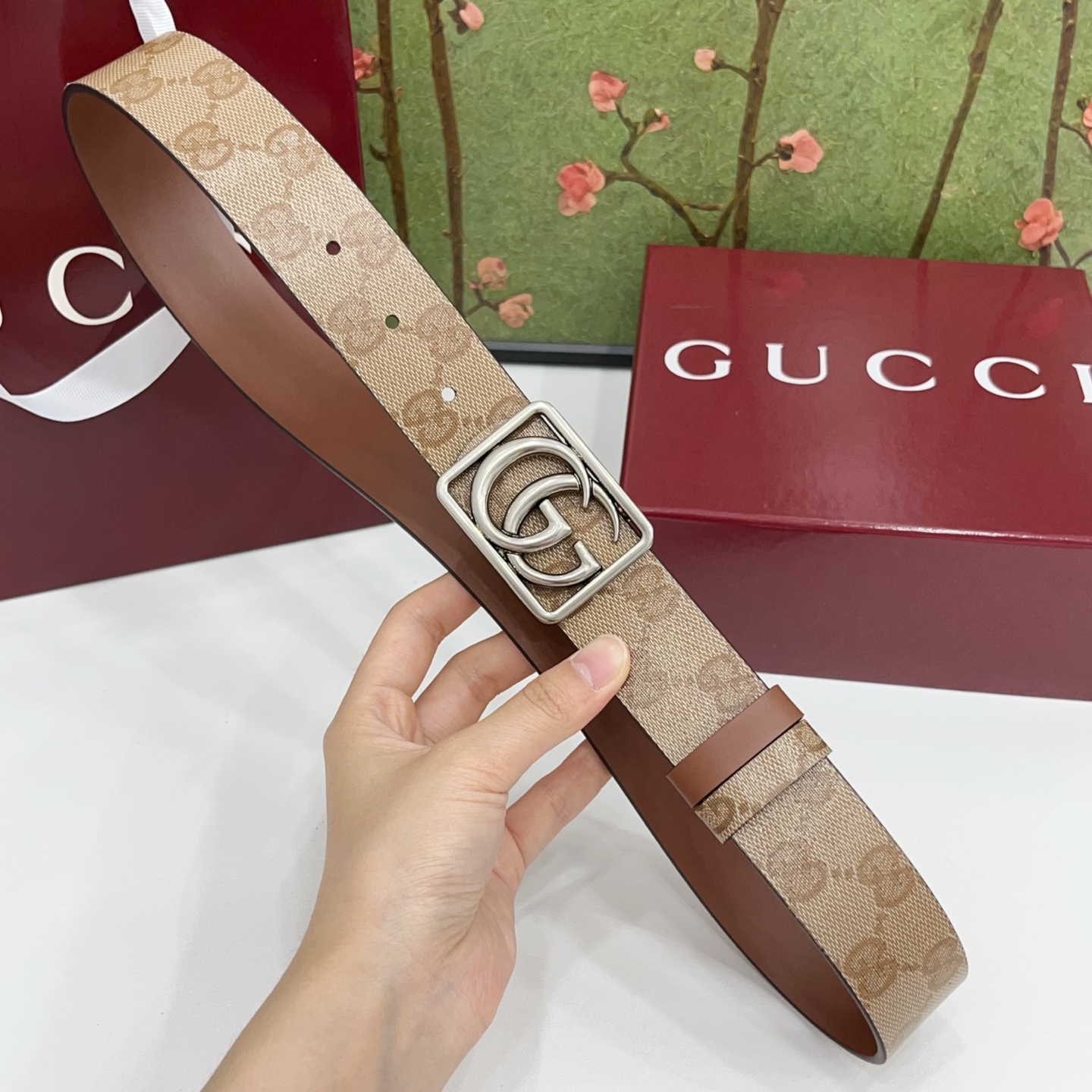 Gucci古驰  3.5cm经典防水面料搭配棕色牛皮底，搭配金，银，枪三色扣头，时尚休闲！