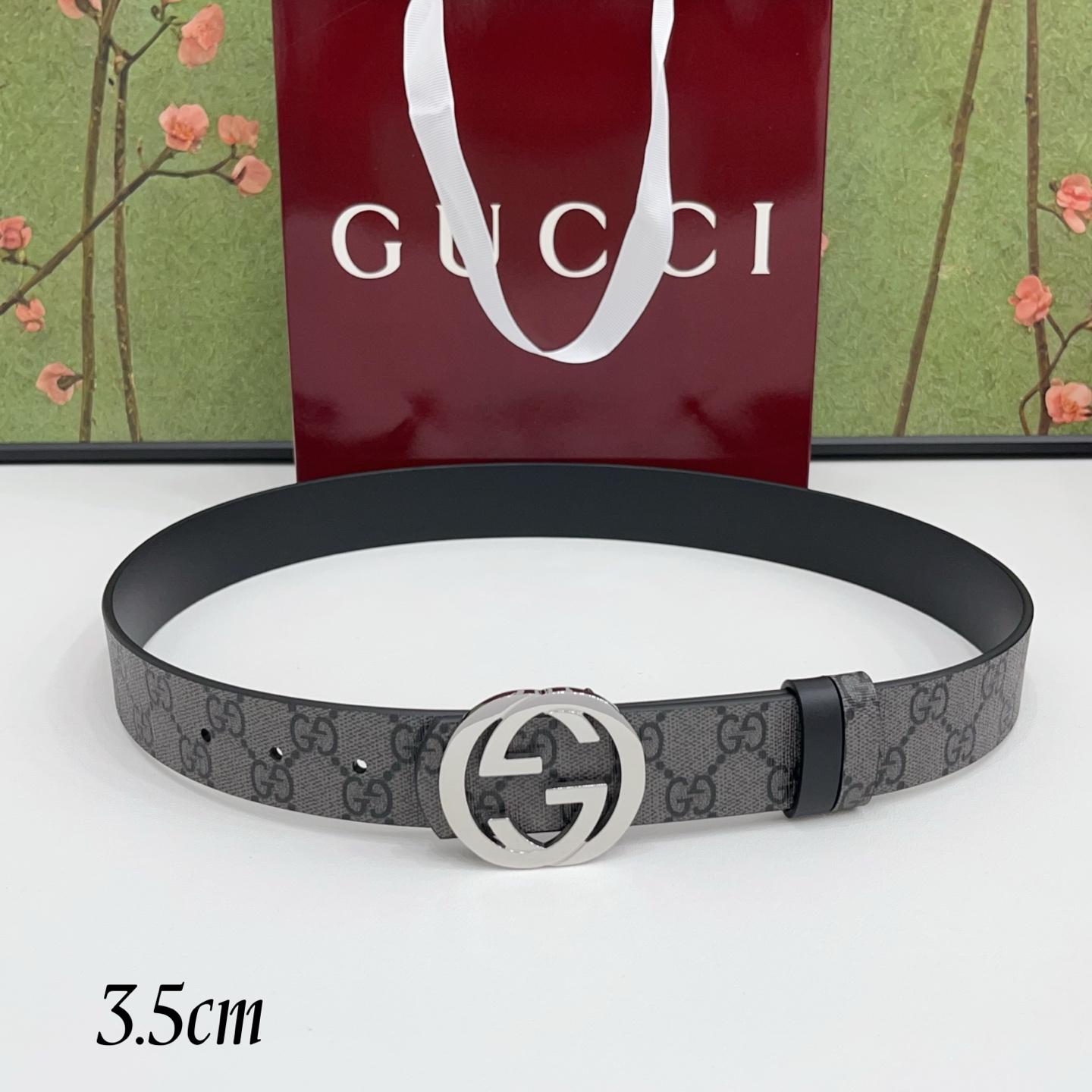 Gucci古驰  3.5cm经典防水面料搭配黑色牛皮底，搭配金色&银色扣头，时尚休闲！