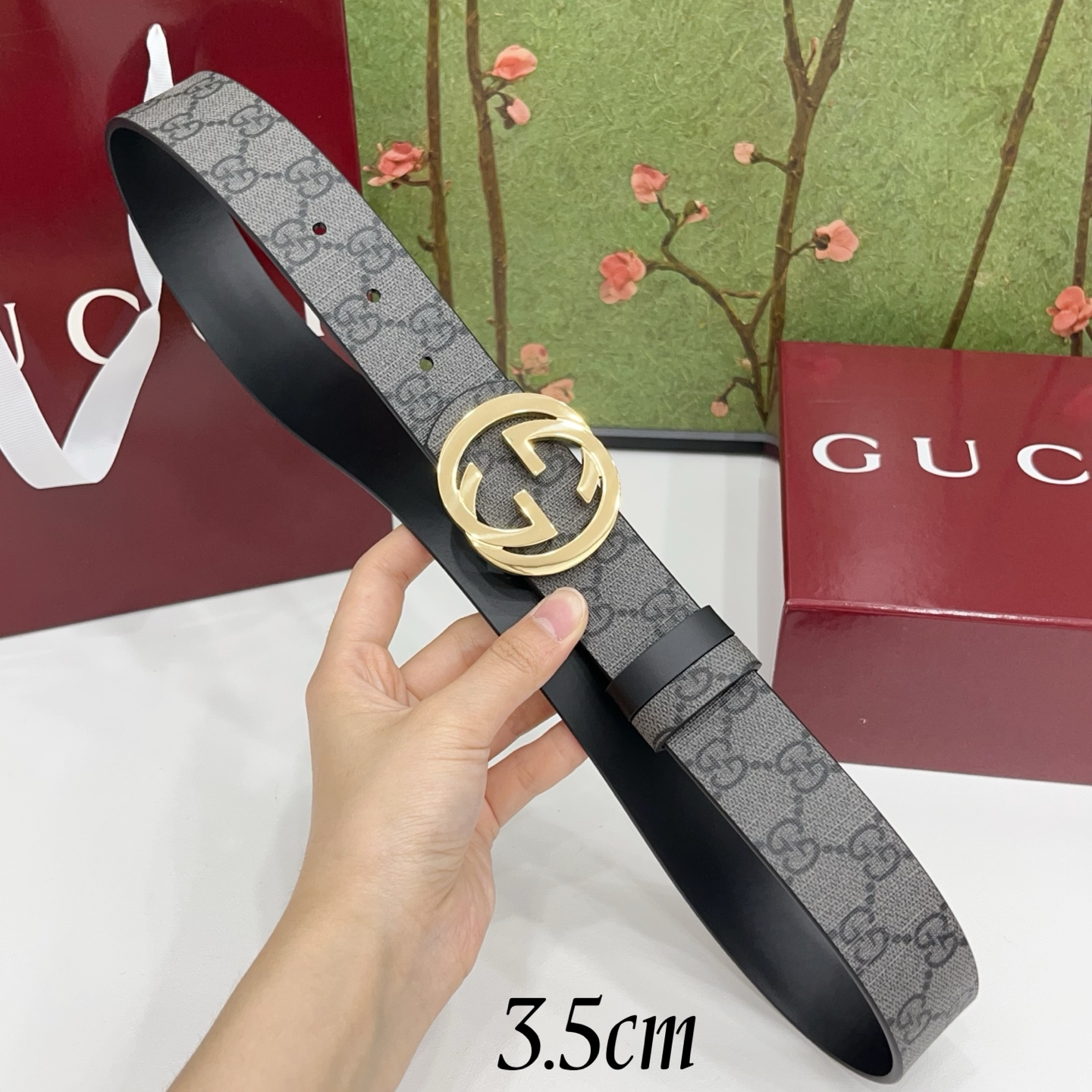 Gucci古驰  3.5cm经典防水面料搭配黑色牛皮底，搭配金色&银色扣头，时尚休闲！