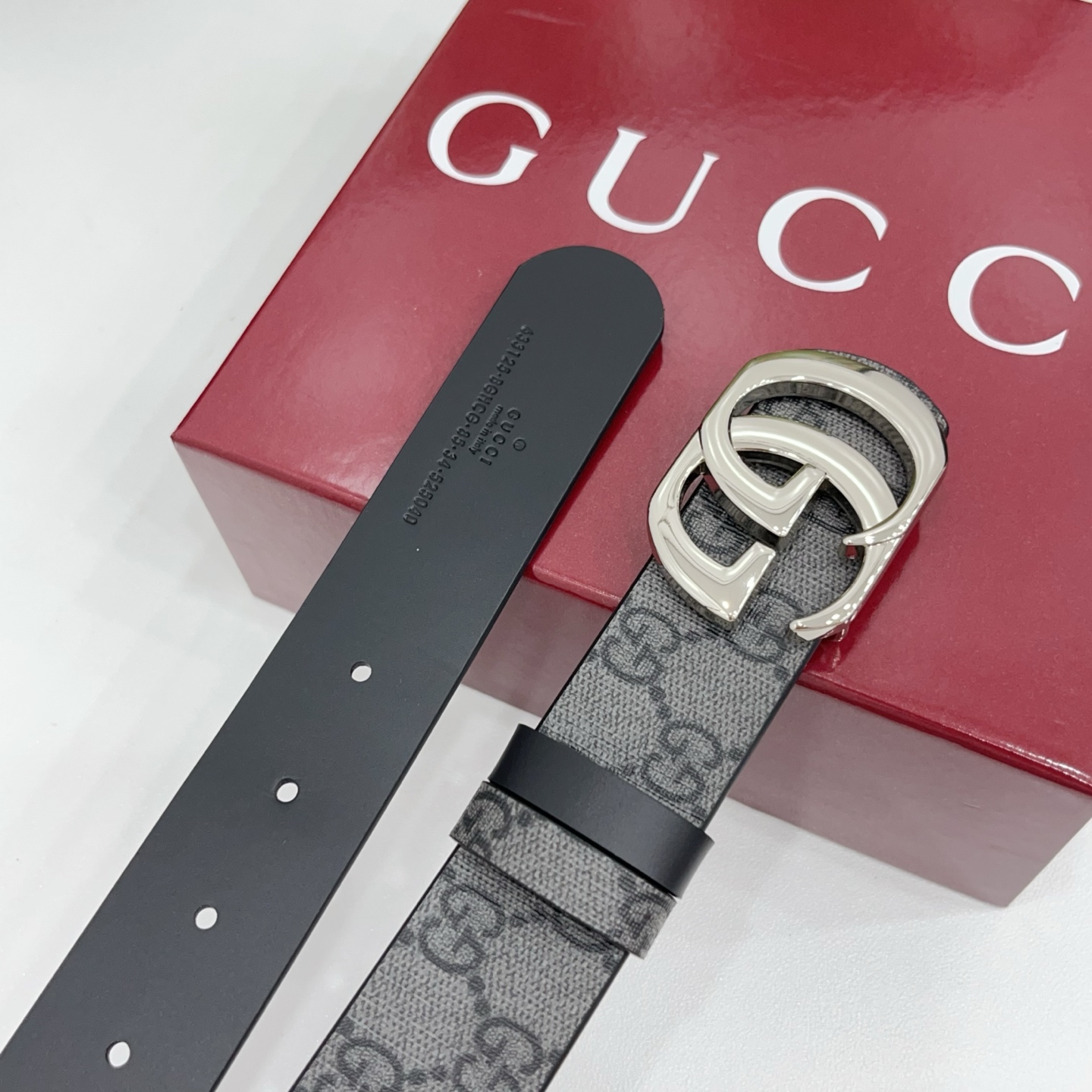 Gucci古驰  3.5cm经典防水面料搭配黑色牛皮底，搭配金色&银色扣头，时尚休闲！