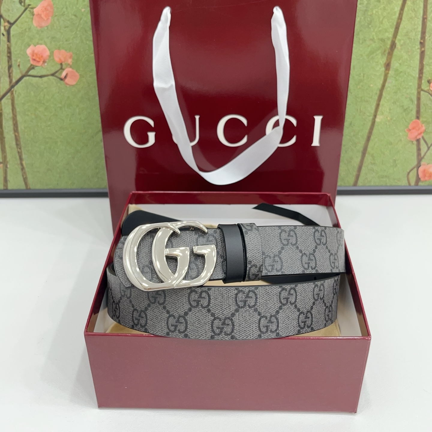 Gucci古驰  3.5cm经典防水面料搭配黑色牛皮底，搭配金色&银色扣头，时尚休闲！
